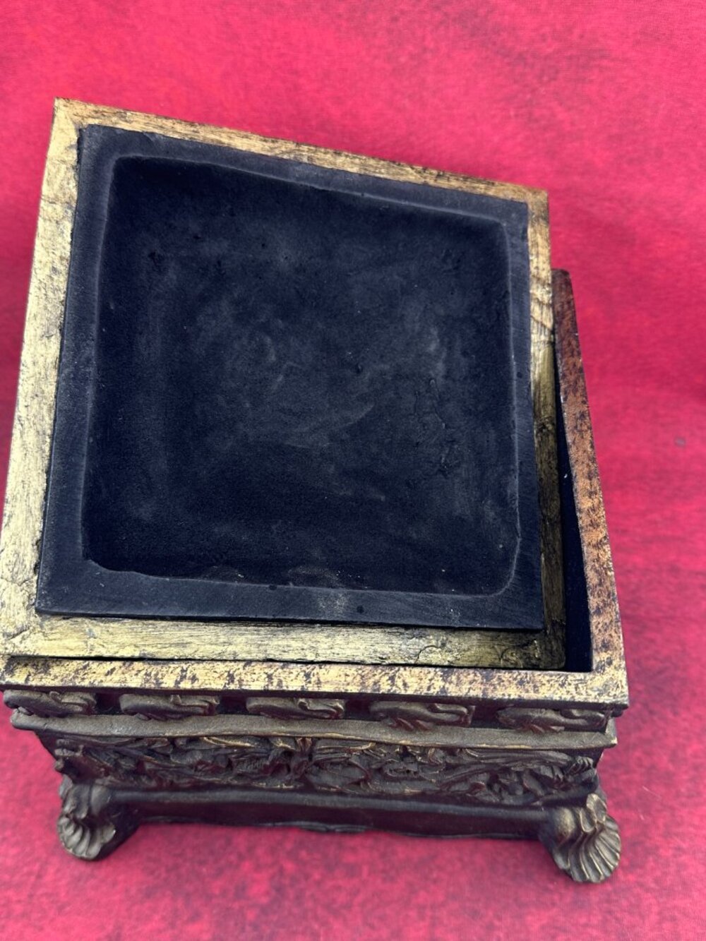 VINTAGE FOOTED JEWELRY RESIN DECORATED WITH FLORAL RELIEFS SQUARE BOX - Picture 8 of 12